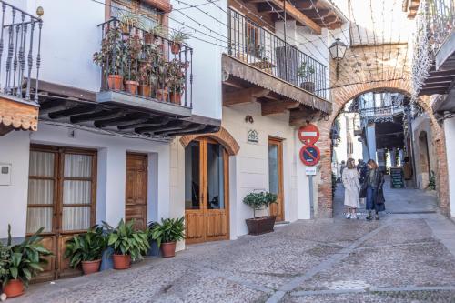 Una calle en un casco antiguo con gente caminando por la calle en ANJ Alojamientos, en Guadalupe