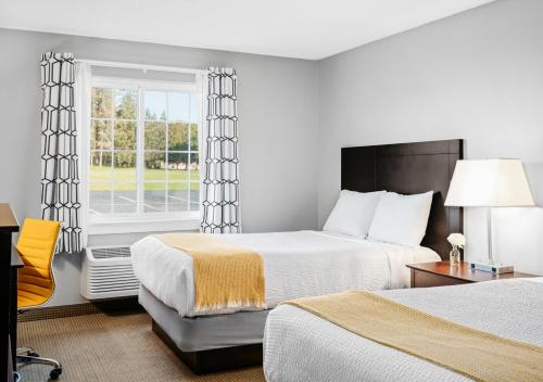 um quarto de hotel com duas camas e uma janela em Hotel One75 em Hamilton