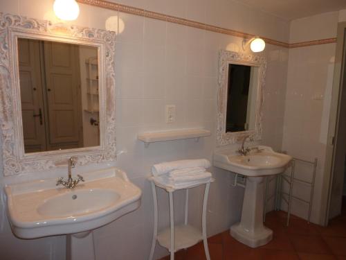 ヴィルヌーヴ・レ・ザヴィニョンにあるLe Cloitre du Couventの白いバスルーム(シンク2台、鏡付)