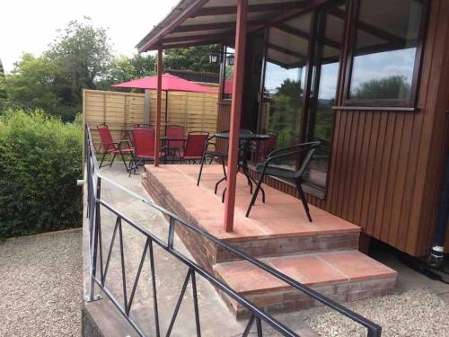 Un balcón o terraza en Riverside Chalet in heart of Lampeter, West Wales