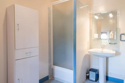 W łazience znajduje się prysznic i umywalka. w obiekcie Les Granges du Bois Normand 