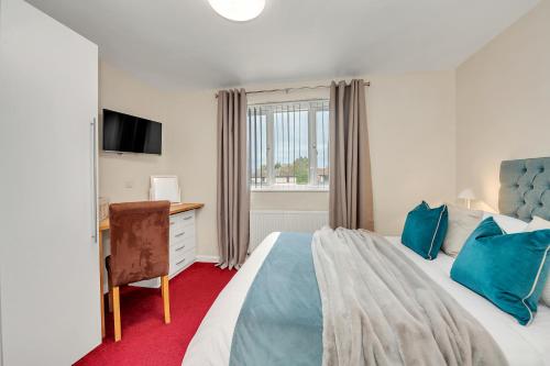 Una cama o camas en una habitación de The Cambridgeshire