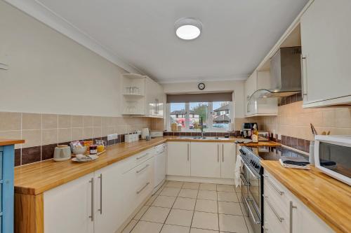 Una cocina o cocineta en The Cambridgeshire