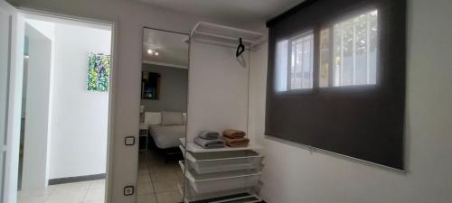 ein Wohnzimmer mit einem TV an der Wand in der Unterkunft VISION RELAX HOME in Playa del Ingles