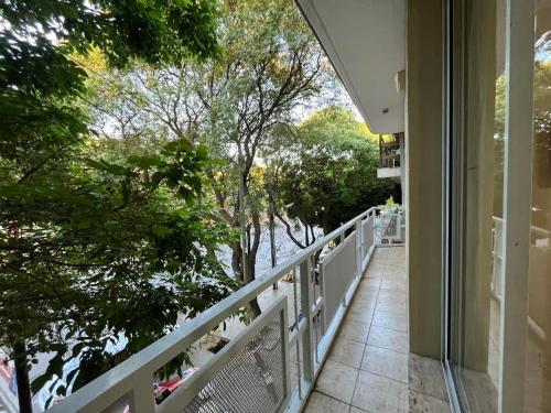 balcón con vistas al río y a los árboles en Departamentos San Rafael Ahora en San Rafael