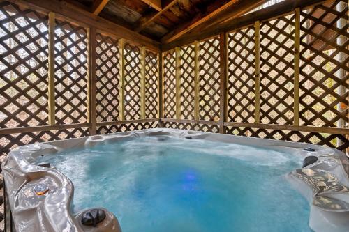 Φωτογραφία από το άλμπουμ του Wolf Run Gatlinburg Location Log Cabin Hot Tub σε Gatlinburg
