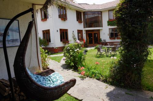 un columpio en el patio de una casa en Hotel Rincon Aleman, en Riobamba