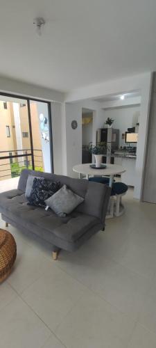 a living room with a couch and a table at Apartamento de verano cerca al parque del café in La Tebaida