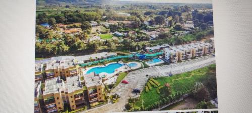 an aerial view of a resort with a water park at Apartamento de verano cerca al parque del café in La Tebaida