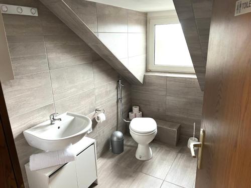 uma casa de banho com um lavatório e um WC em Gästehaus Schwabach em Schwabach