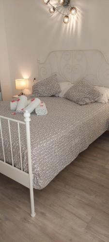- une chambre dotée d'un lit avec un cadre blanc dans l'établissement Lovely apartment with pool, à Costa del Silencio