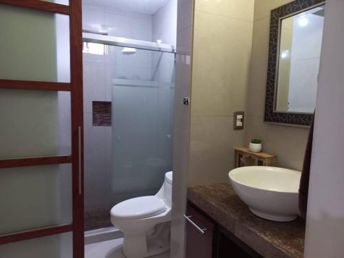 La salle de bains est pourvue d'un lavabo, de toilettes et d'une douche. dans l'établissement Privacidad y comodidad, à Los Mochis