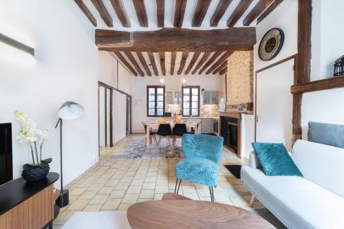 uma sala de estar com um sofá e uma mesa em Au cœur de joigny em Joigny