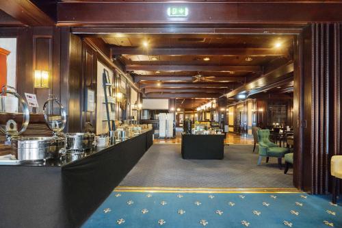 a view of a restaurant with a bar at Best Western Nya Star Hotel in Avesta