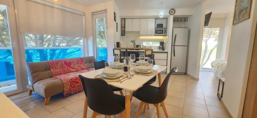 cocina y sala de estar con mesa y sillas en BAHIA MARINAS en Ushuaia