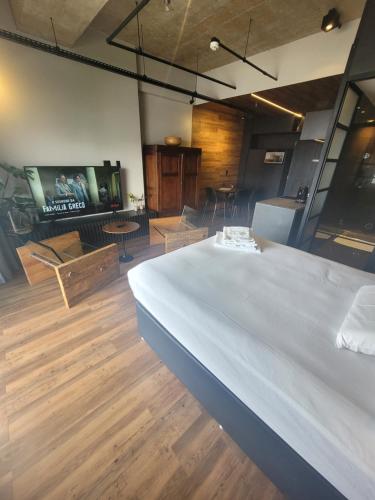 1 dormitorio con 1 cama grande y sala de estar en Vision Executive Premium VI, en Brasilia