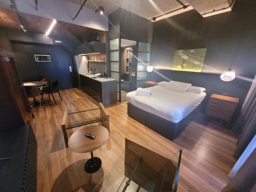 1 dormitorio con cama, mesa y cocina en Vision Executive Premium VI, en Brasilia
