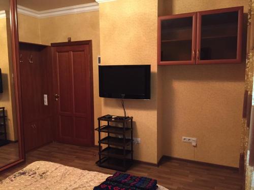 キスロヴォツクにあるApartment Mira 8の壁に薄型テレビが備わる客室です。