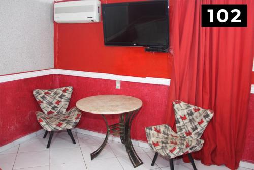 Una televisión o centro de entretenimiento en el Hotel l Motel 1001 Noites - Ceilândia