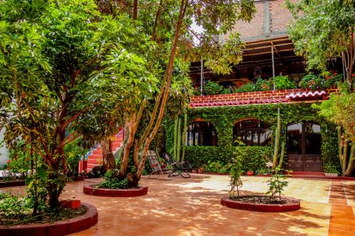 um pátio com árvores em frente a um edifício em Huaraz Colonial em Huaraz