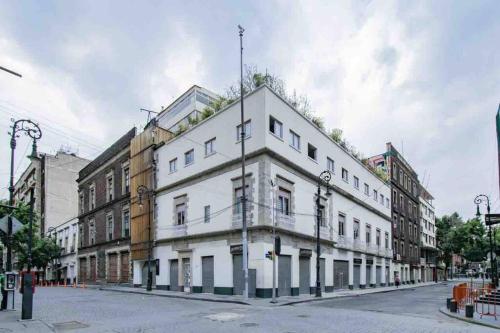 un edificio blanco al lado de una calle en 110 LOFT ILUMINADO, DONCELES 1 CALLE BELLAS ARTES, en Ciudad de México