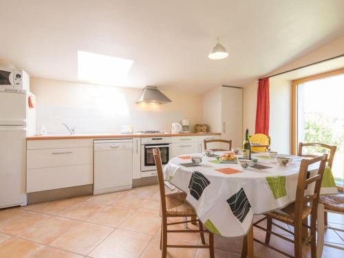 Photo de la galerie de l'établissement Maison Traditionnelle au Calme avec Jardin et Wifi - FR-1-306-800, à Le Loroux-Bottereau