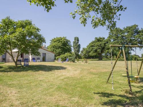 Photo de la galerie de l'établissement Maison Traditionnelle au Calme avec Jardin et Wifi - FR-1-306-800, à Le Loroux-Bottereau