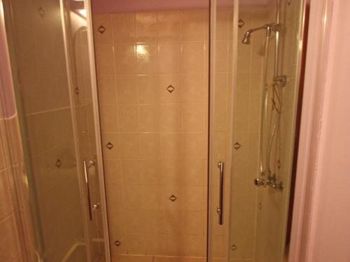 uma casa de banho com um chuveiro e uma porta de vidro em Gîte Le Val-d'Ajol, 5 pièces, 10 personnes - FR-1-589-139 em Le Val-dʼAjol