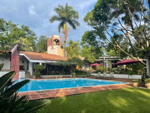 uma casa com piscina num quintal em Casa Bienteveo 15 min de Cuernavaca, 23 personas em Tezoyuca