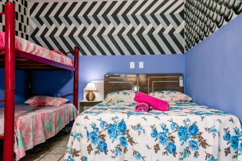 彭美拉斯的住宿－Pousada Cachoeira da Fumaça，一间卧室配有两张床和一张双层床。