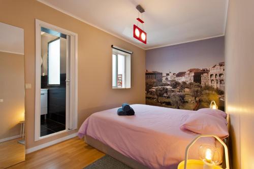 Un dormitorio con una cama con un osito de peluche. en Oporto Blue Lapa - Original Citycenter House!, en Oporto