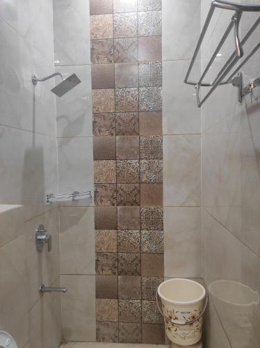 La salle de bains est pourvue d'une douche et de toilettes. dans l'établissement Green leaf BnB, à Amritsar
