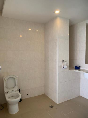 y baño con aseo y lavamanos. en Sri Sayang Resort Service Apartment en Batu Ferringhi