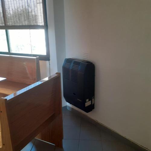 un televisor sentado en una pared en una habitación en Departamento Villanueva en Godoy Cruz