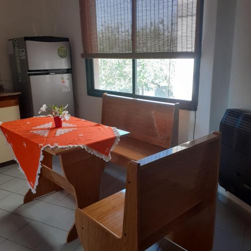 cocina con mesa, sillas y nevera en Departamento Villanueva en Godoy Cruz