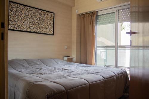 Un dormitorio con una cama grande y una ventana en Departamento 3 ambientes con balcón y 2 baños en Buenos Aires