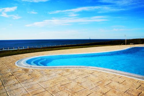 une piscine avec vue sur l'océan dans l'établissement Belle Suite Apt, à Biarritz