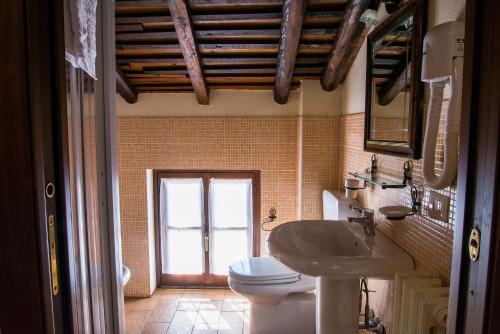 Koupelna v ubytování Agriturismo La Brezza