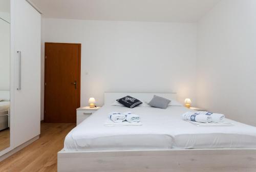 Ένα ή περισσότερα κρεβάτια σε δωμάτιο στο Apartments Zarko