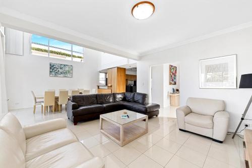 Χώρος καθιστικού στο Beachfront Family Favourite Home with Pool & Views