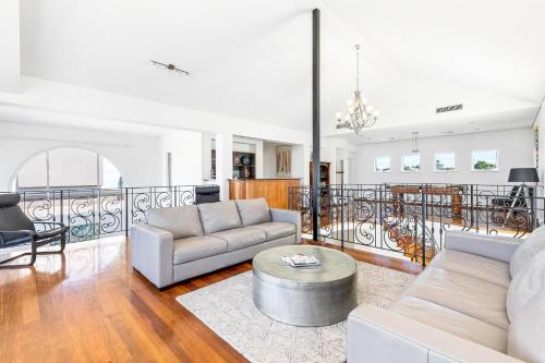 Χώρος καθιστικού στο Beachfront Family Favourite Home with Pool & Views
