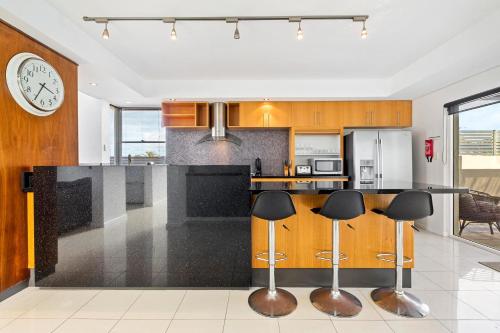 Η κουζίνα ή μικρή κουζίνα στο Beachfront Family Favourite Home with Pool & Views