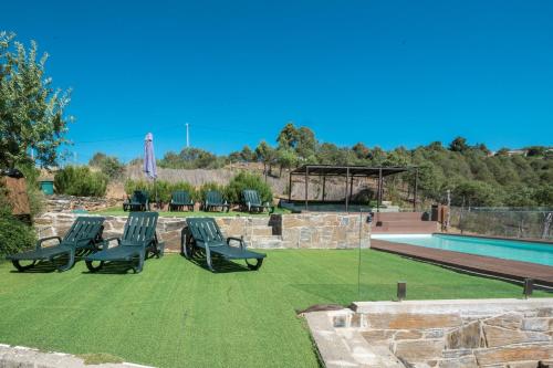 本波斯塔的住宿－Casa das Arribas - Rio Douro aos seus pés，一个带草坪椅的庭院和一个游泳池