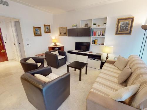 Grand 2 pièces climatisé avec terrasse et garage privé près de la mer