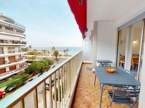 Grand 2 pièces climatisé avec terrasse et garage privé près de la mer