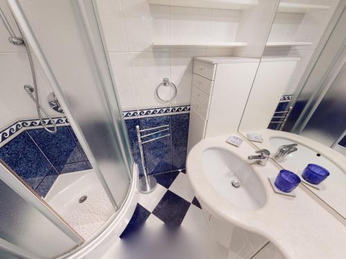 une salle de bain avec un lavabo, des toilettes et une douche dans l'établissement Grand 2 pièces climatisé avec terrasse et garage privé près de la mer - FR-1-196-311, à Menton