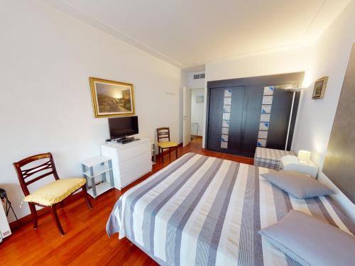 Grand 2 pièces climatisé avec terrasse et garage privé près de la mer