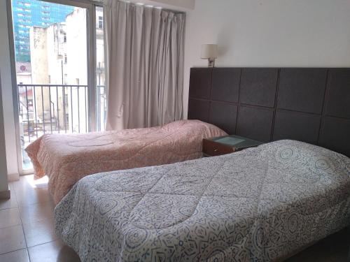 En eller flere senge i et værelse på Hermoso Departamento