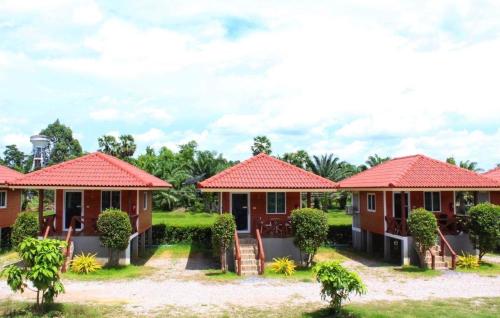 a row of cottages at a resort at Sai Klong Song Lae Resort Pakpra Phatthalung in Phatthalung