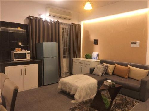 ein Wohnzimmer mit Sofa und eine Küche in der Unterkunft Tropical Daisy - Lake View in Dhaka